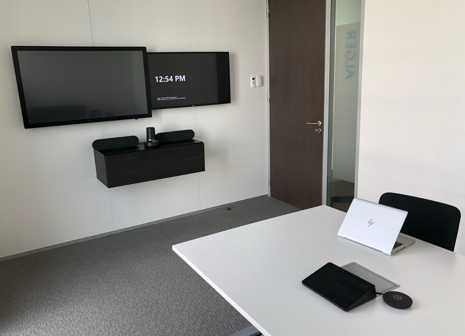 Twin monitor video conferencing setup with Logitech Tap