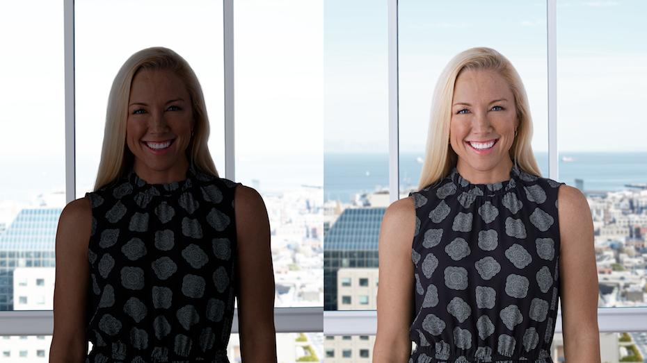 Foto de una mujer que ilustra la diferencia de iluminación en una videoconferencia